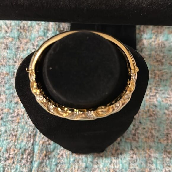 Gold tone jeweled wave detailed bangle bracelet - Picture 2 of 8